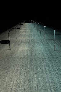 悬疑电影《消失的第七天》封面，空旷的城市街道上一个孤独背影在雨中行走，氛围神秘压抑