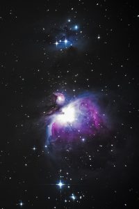 科幻动作片《星际前哨》封面，宇宙深空背景下太空站轮廓在星云中若隐若现，色调冷峻科幻感十足